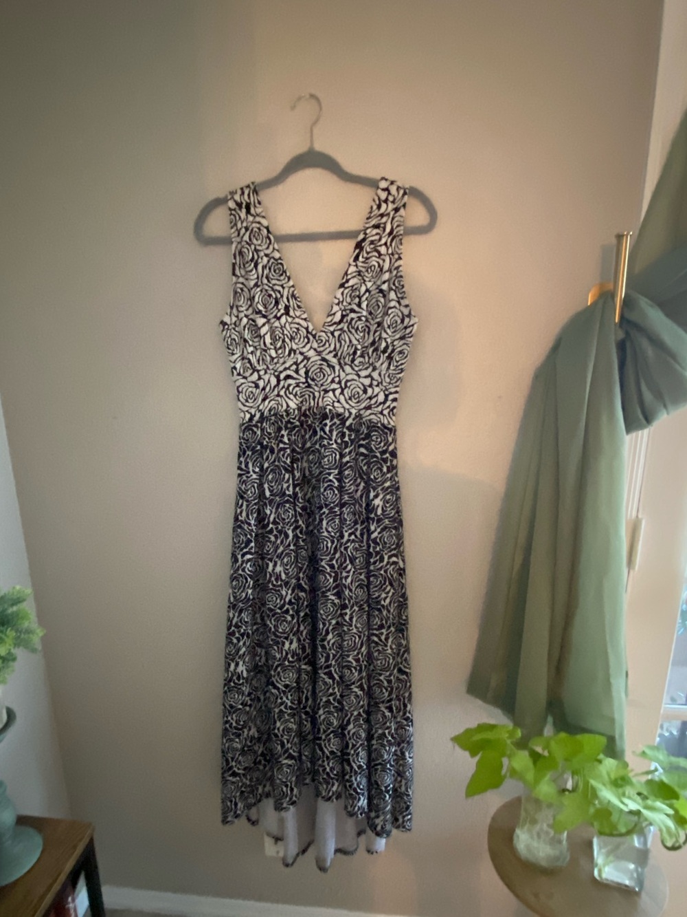 Kokoon Floral High-Low Dress w/Peekaboo Back 🖤